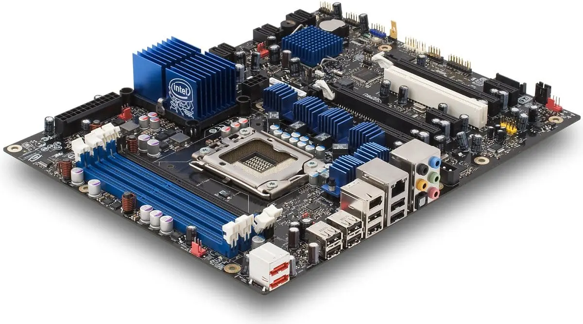 Intel DX58SO socket 1366 moederbord, perspectievaanzicht bovenkant met geïnstalleerde CPU-koeler en geheugenmodules