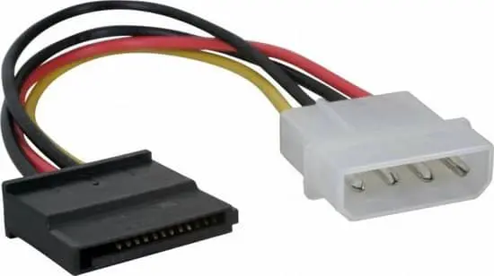 Stroomadapter 4-Pin Molex naar 15-Pin SATA met zwarte en witte connectors en gekleurde draden (zwart, rood, geel)