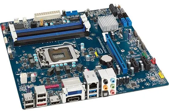 Intel DH77EB socket 1155 moederbord, bovenaanzicht met zichtbare CPU-socket, RAM-sloten, uitbreidingssloten en achteruitbreidingsconnectoren