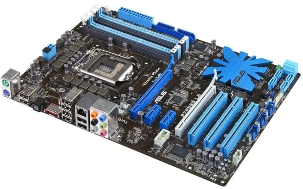 Asus P7P55D LE socket 1156 moederbord - bovenaanzicht met blauwe heatsink, RAM-slots en uitbreidingsslots zichtbaar