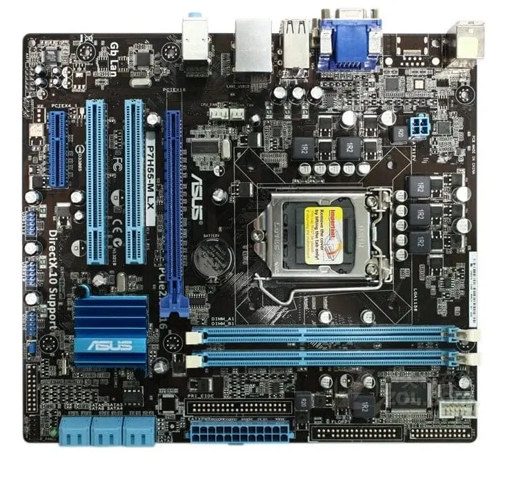 Asus P7P55D LE (kopie) - bovenaanzicht moederbord met LGA1156 socketprocessor, blauwe RAM-sloten en uitbreidingssloten