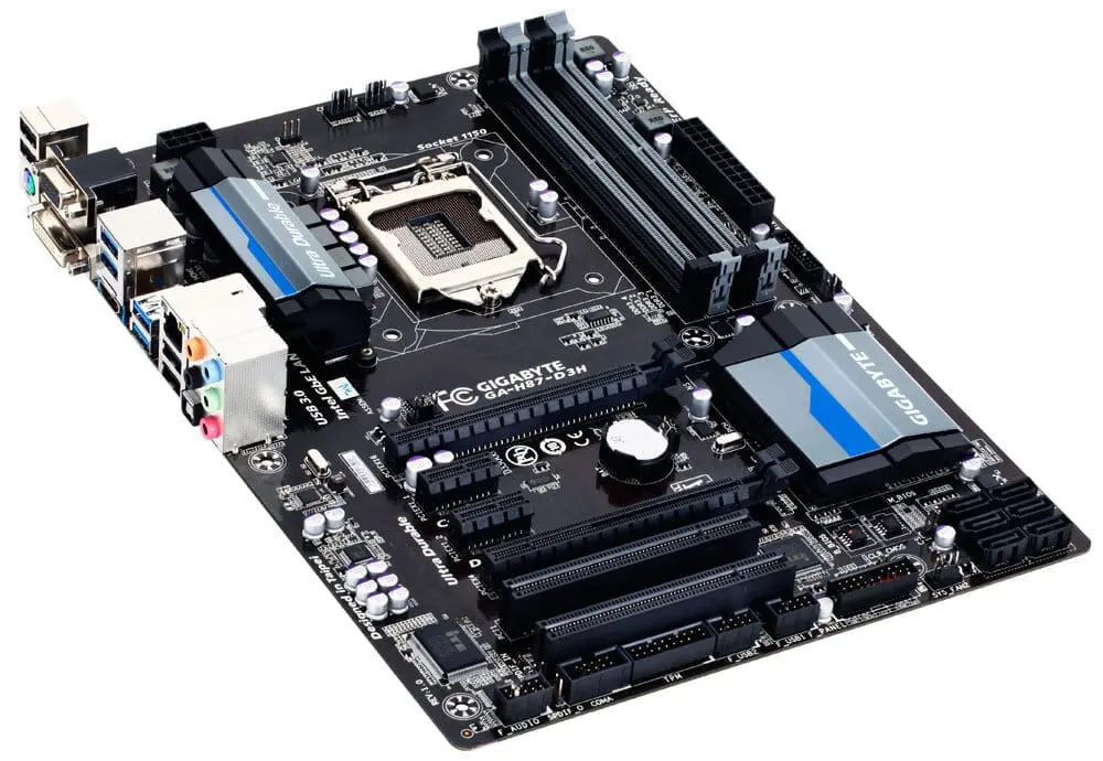 Gigabyte GA-H87-D3H socket 1150 moederbord bovenaanzicht met processor socket, RAM-slots, uitbreidingsslots en achterpaneelconnectoren zichtbaar