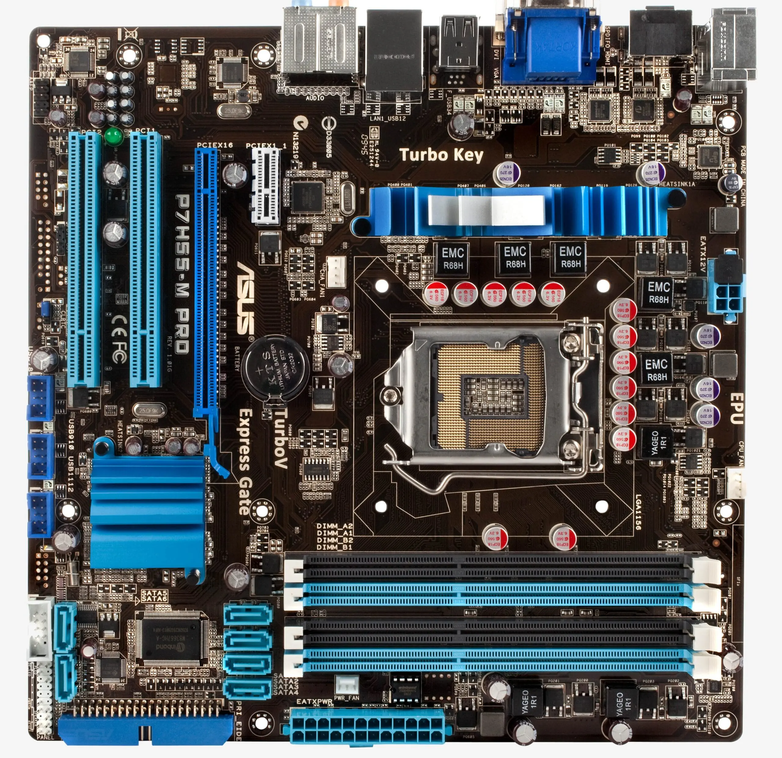 Asus P7H55-M Pro socket 1156 moederbord - bovenaanzicht met blauwe RAM-slots, CPU-socket, Turbo Key-knop en randapparatuuraansluitingen