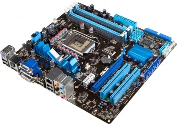 Asus P7H55D-M PRO socket 1156 moederbord - bovenaanzicht met blauwe heatsinks, RAM-sloten, PCIe-sloten en achterplaatconnectoren zichtbaar