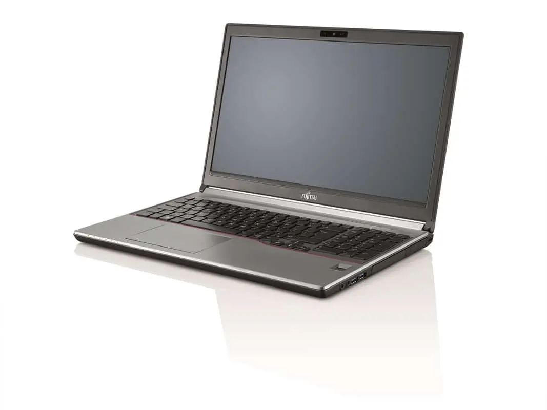 Fujitsu Lifebook E736 laptop, vooraanzicht met geopend scherm (13.3"), zwart toetsenbord en grijs/zilverkleurige behuizing, staande op witte ondergrond