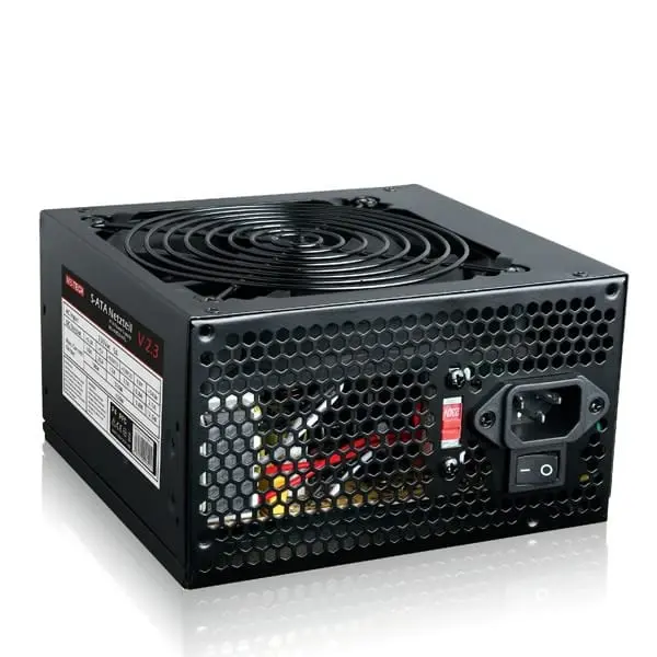 Cooler Master B500 - 500 Watt Power Supply, perspectivisch aanzicht van voorkant en zijkant, zwart metalen behuizing met geperforeerde panel, draaiende ventilator zichtbaar, stroomkabel en aan/uit-schakelaar zichtbaar