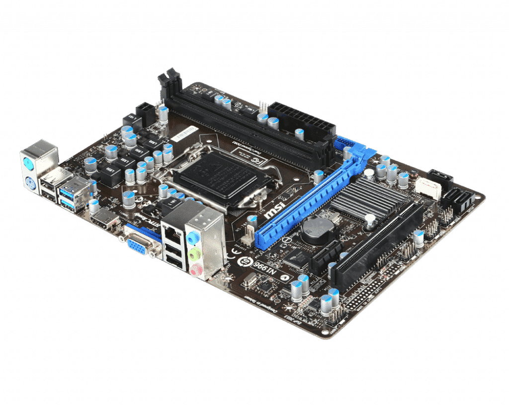 MSI B75MA-E31 socket 1155 moederbord - bovenaanzicht met geïnstalleerde componenten, blauwe RAM-sleuf, uitgangspoorten en capaciteiten zichtbaar