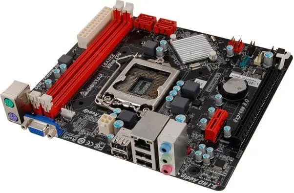Biostar H61MGV3 V7.7 socket 1155 moederbord - bovenaanzicht met zichtbare CPU-socket, RAM-sloten, rode uitbreidingssloten en backpanel met audio- en USB-aansluitingen
