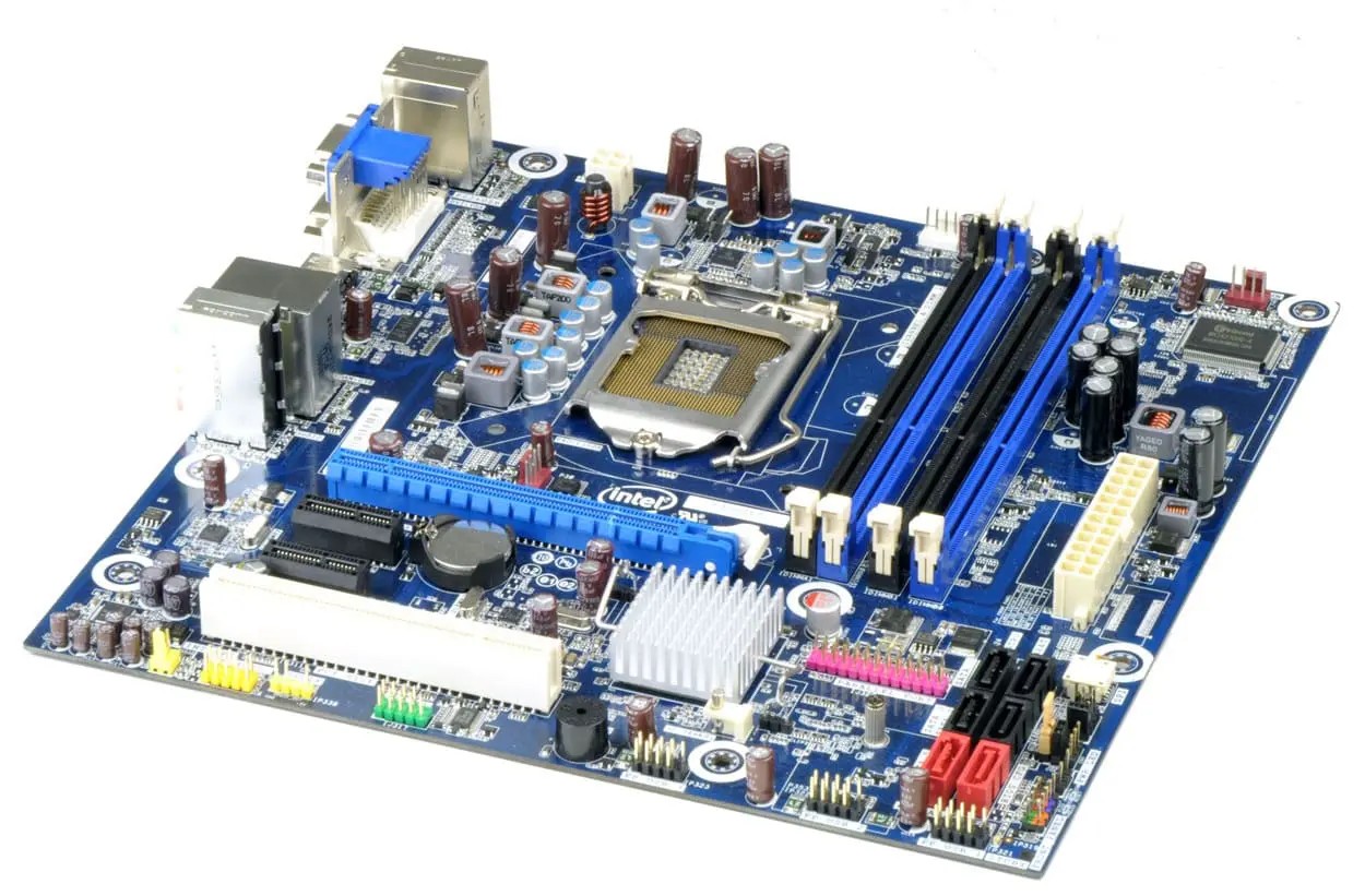Intel DH55TC socket 1156 moederbord - bovenaanzicht met CPU-socket, RAM-slots, stroomconnectoren en uitbreidingsslots zichtbaar
