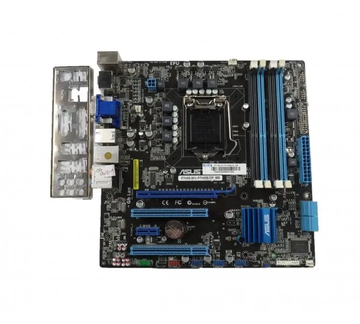 Asus P7H55-M/V-P7H55E/DP_MB socket 1156 moederbord bovenaanzicht met I/O shield, processorsocket, RAM-sleuven en uitbreidingssleuven zichtbaar