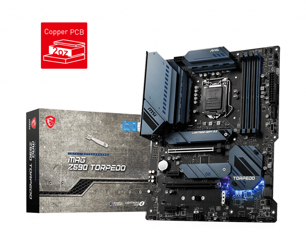 MSI MAG Z590 TORPEDO motherboard met verpakking en accessoires, bovenaanzicht met geïnstalleerde CPU-koeler, met badge voor 2oz koper PCB-laag