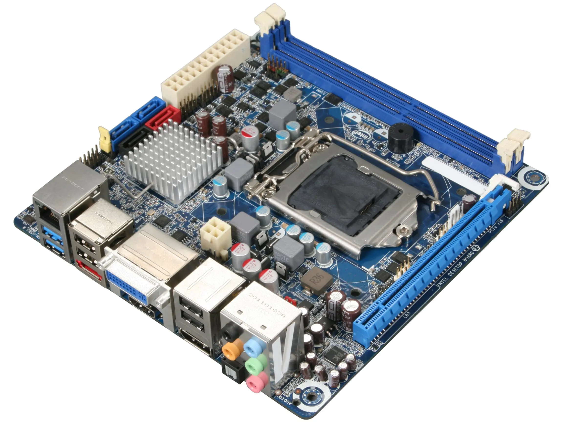 Intel DH67CF socket 1155 moederbord - bovenaanzicht met CPU-socket, RAM-sloten, uitbreidingssloten en I/O-paneel