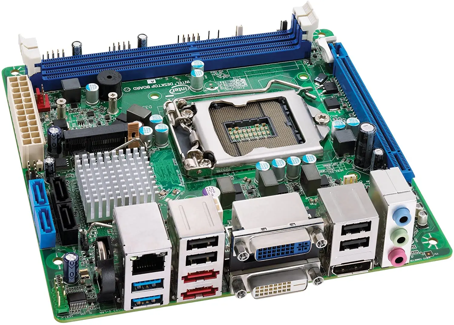 Intel DQ67EP socket 1155 moederbord, bovenaanzicht met zichtbare CPU-socket, RAM-slots, uitbreidingsslots, VRM-componenten, geïntegreerde I/O-poorten en randconnectoren