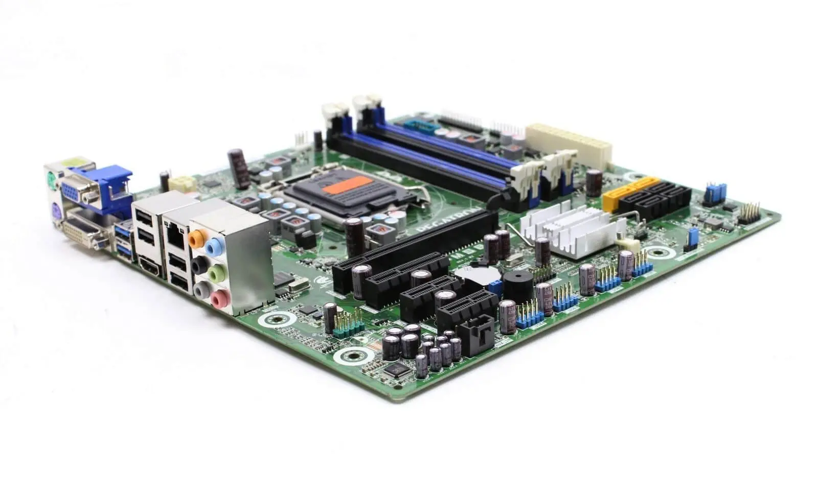 Pegatron IPMSB-GS socket 1155 moederbord - bovenaanzicht met CPU-socket, RAM-slots, power connectors en I/O-panel