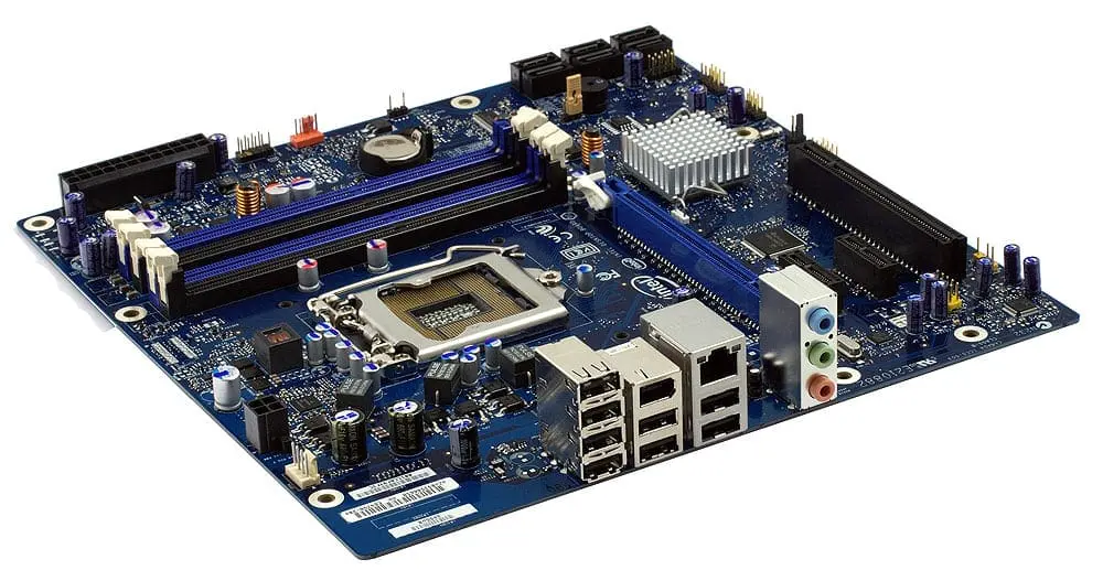 Intel DP55WB socket 1156 moederbord, bovenaanzicht met zichtbare componenten inclusief CPU-socket, RAM-slots, heatsinks en I/O-poorten