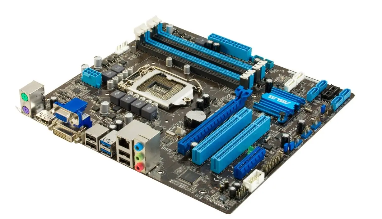 Asus P8Q77-M socket 1155 moederbord bovenaanzicht met blauwe RAM-sleufverstevigingen, CPU-socket, uitbreidingssleuven en I/O-aansluitingen