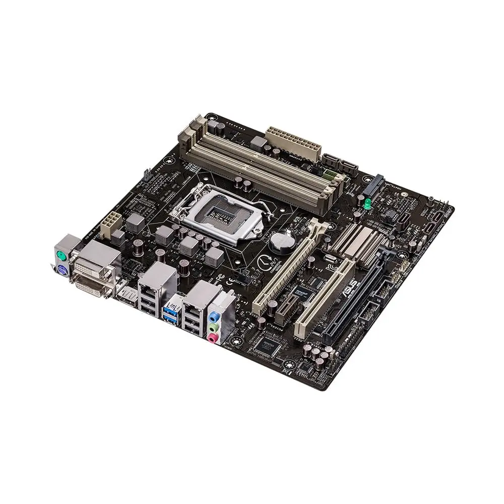 Asus CS-B socket 1150 moederbord, bovenaanzicht met geïnstalleerde CPU-koeler, RAM-geheugensleuven, uitbreidingssleuven en I/O-aansluitingen zichtbaar