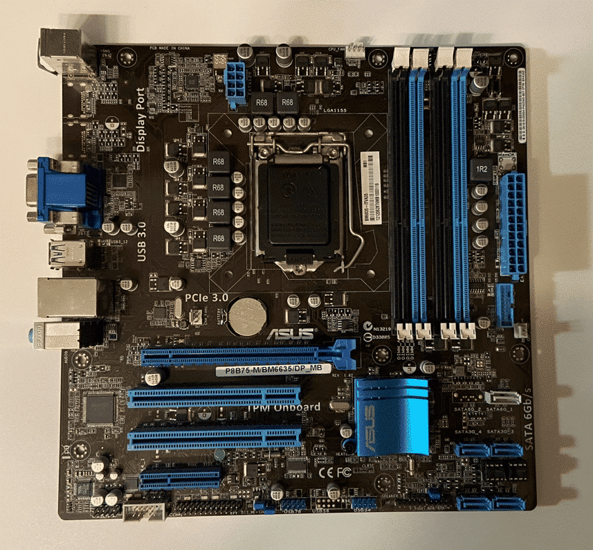 Asus P8B75-M/BM6635/DP_MB moederbord bovenaanzicht met LGA1155-socket, PCIe 3.0-slot, vier DIMM-geheugenslots, USB 3.0-header en TPM Onboard-connector