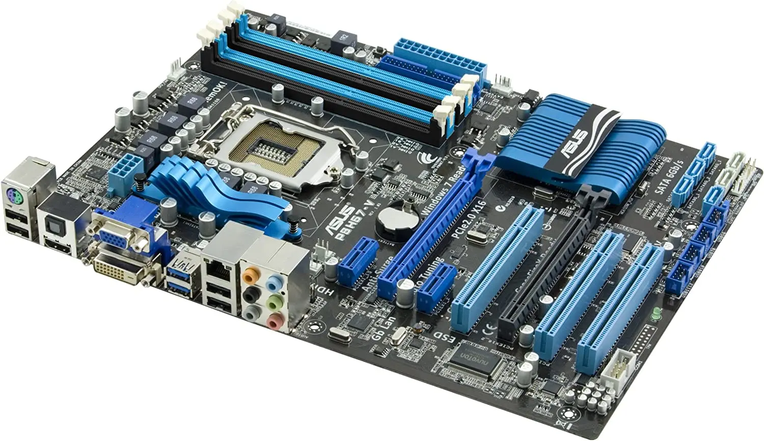 Asus P8H67-V socket 1155 moederbord - bovenaanzicht met CPU-socket, RAM-slots, uitbreidingsslots en I/O-aansluitingen