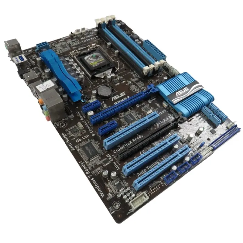 Asus P8H67 socket 1155 moederbord, bovenaanzicht met blauwe RAM-slots, CPU-socket en uitbreidingsslots