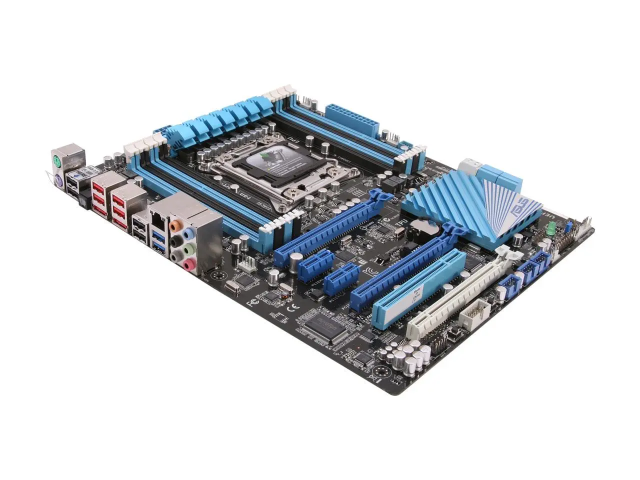 Asus P9X79 LE Socket 2011 moederbord - bovenaanzicht met CPU-socket, RAM-sleuven en uitbreidingssleuven zichtbaar