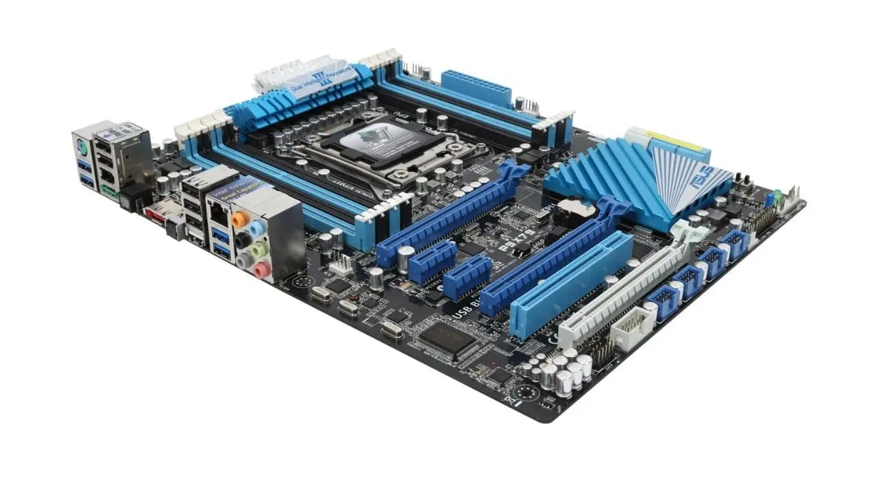 Asus P9X79 Socket 2011 moederbord bovenaanzicht met blauwe heatspreaders en componenten