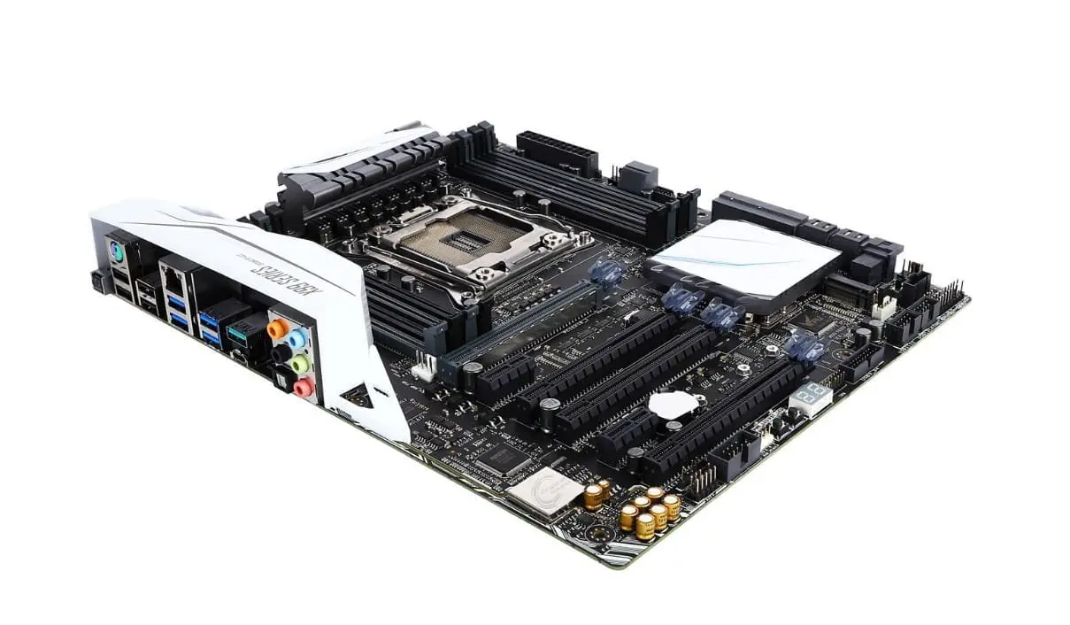 ASUS X99-A II Socket 2011-3 Moederbord, bovenaanzicht met I/O-paneel en geïnstalleerde componenten zichtbaar