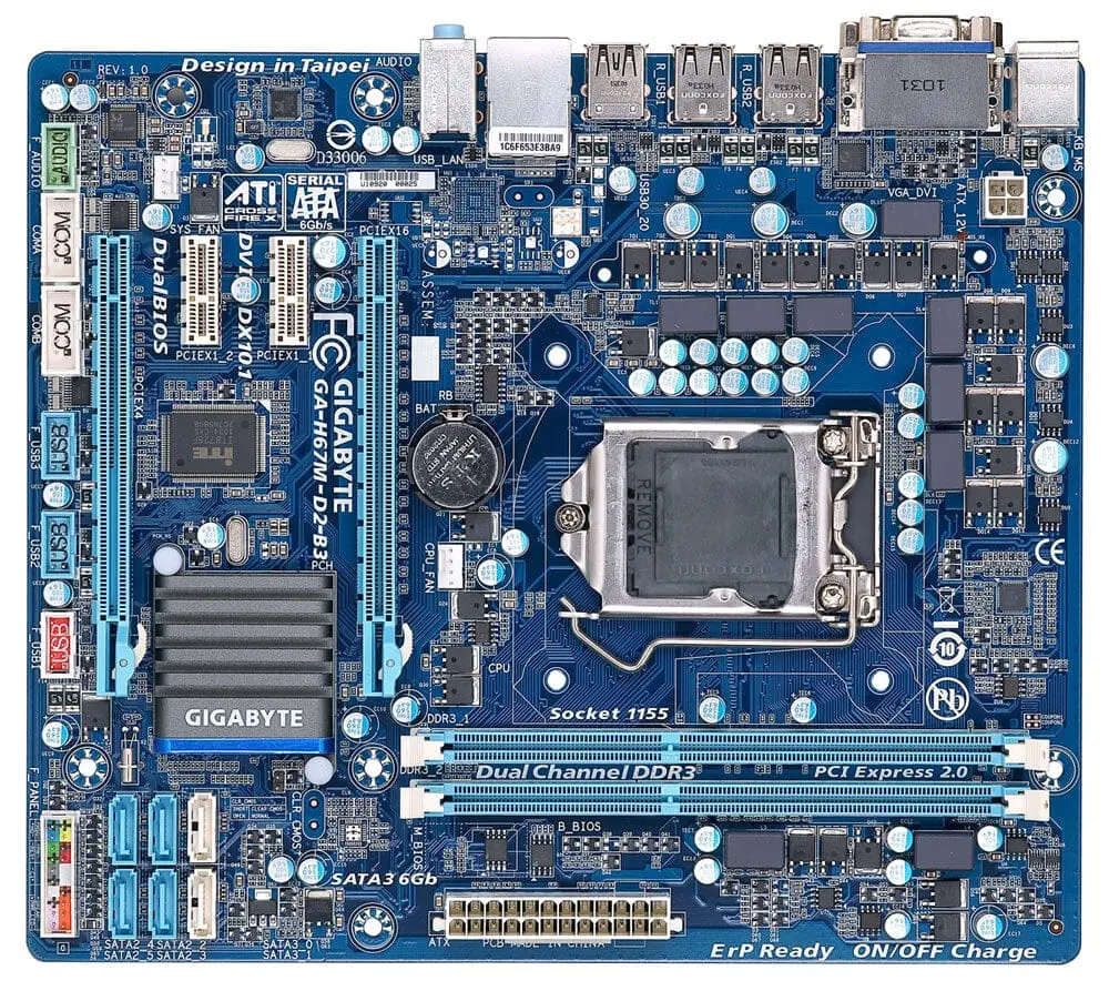 Gigabyte GA-H67M-D2-B3 socket 1155 moederbord - bovenaanzicht met zichtbare CPU-socket, RAM-slots, SATA-aansluitingen, PCIe-slots, geluidscomponenten en I/O-poorten