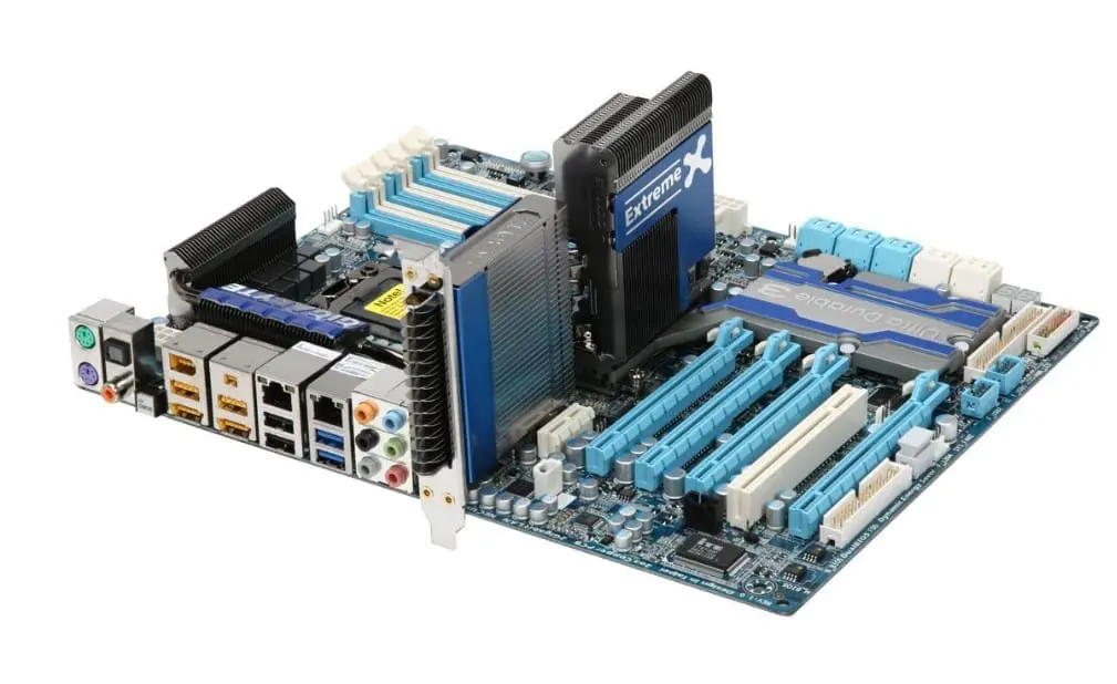 Gigabyte GA-X58A-UD7 socket 1366 moederbord - bovenaanzicht met I/O-panel, twee CPU-koelers, RAM-geheugenslots en uitbreidingsslots zichtbaar