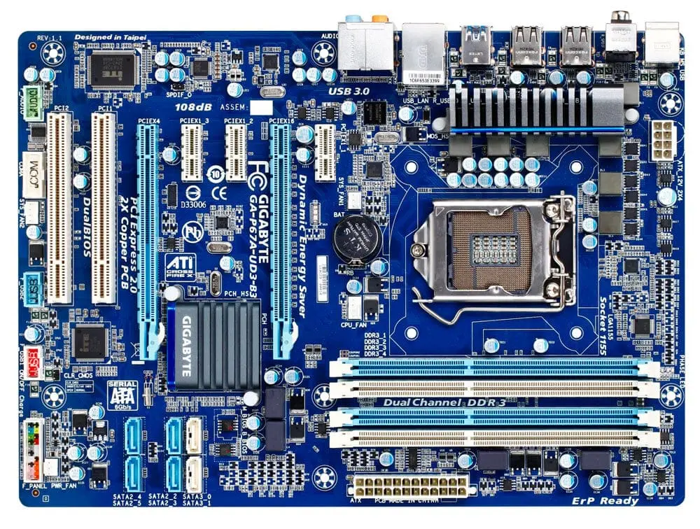 Gigabyte GA-P67A-UD3-B3 socket 1155 moederbord - bovenaanzicht met zichtbare PCI-slots, RAM-geheugenslots, CPU-socket, heatsinks en aansluitingen