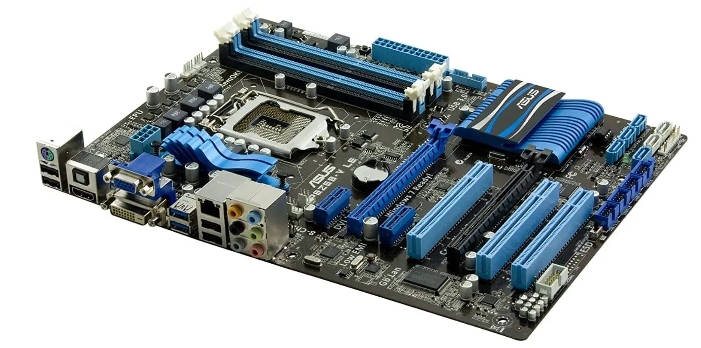Asus P8Z68-V LE socket 1155 moederbord, bovenaanzicht met blauwe RAM-sloten, CPU-socket, chipset en uitbreidingssloten
