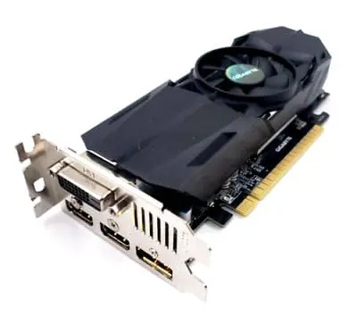 Gigabyte GeForce GTX 750Ti (GV-N75TOC-2GL) LP - linkerzijkant met zichtbare PCIe-slot, I/O-paneel met DisplayPort en HDMI-aansluitingen, en koelventilator bovenop