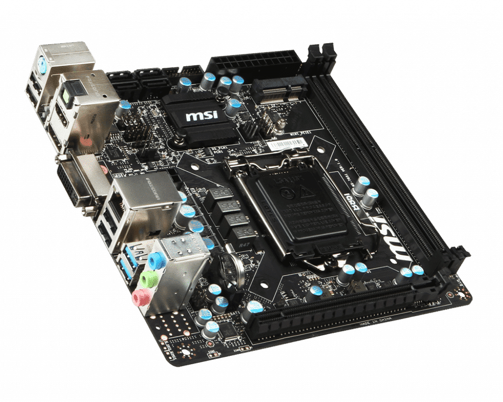 MSI B85I Socket 1150 Moederbord - bovenaanzicht met geïnstalleerde CPU-koeler en I/O-paneel