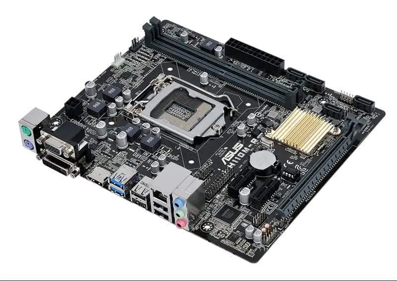 Asus H110M-R Socket 1151 moederbord, bovenaanzicht met zichtbare CPU-socket, RAM-slots, PCI-Express slots, chipsethkoelvin, condensatoren en I/O-aansluitingen aan de onderkant