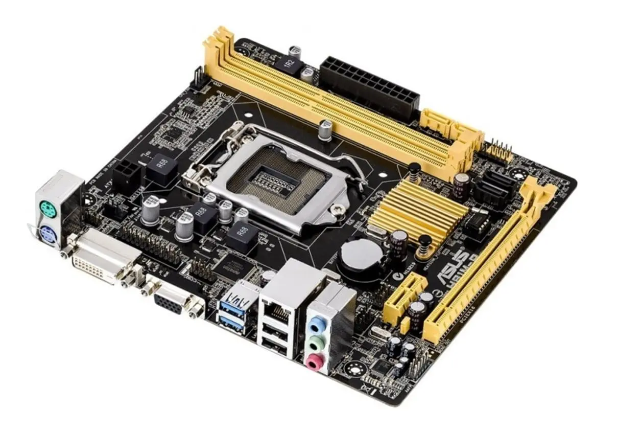 Asus H81M-P socket 1150 moederbord bovenaanzicht met gouden expansiesleuven, CPU-socket, RAM-sleuven en I/O-paneel met connectoren