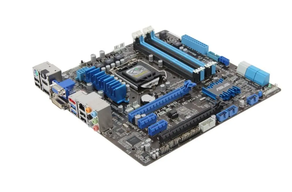 Asus P8H77-M Pro moederbord bovenaanzicht met CPU-socket, RAM-slots, blauwe heatsinks en I/O-paneel