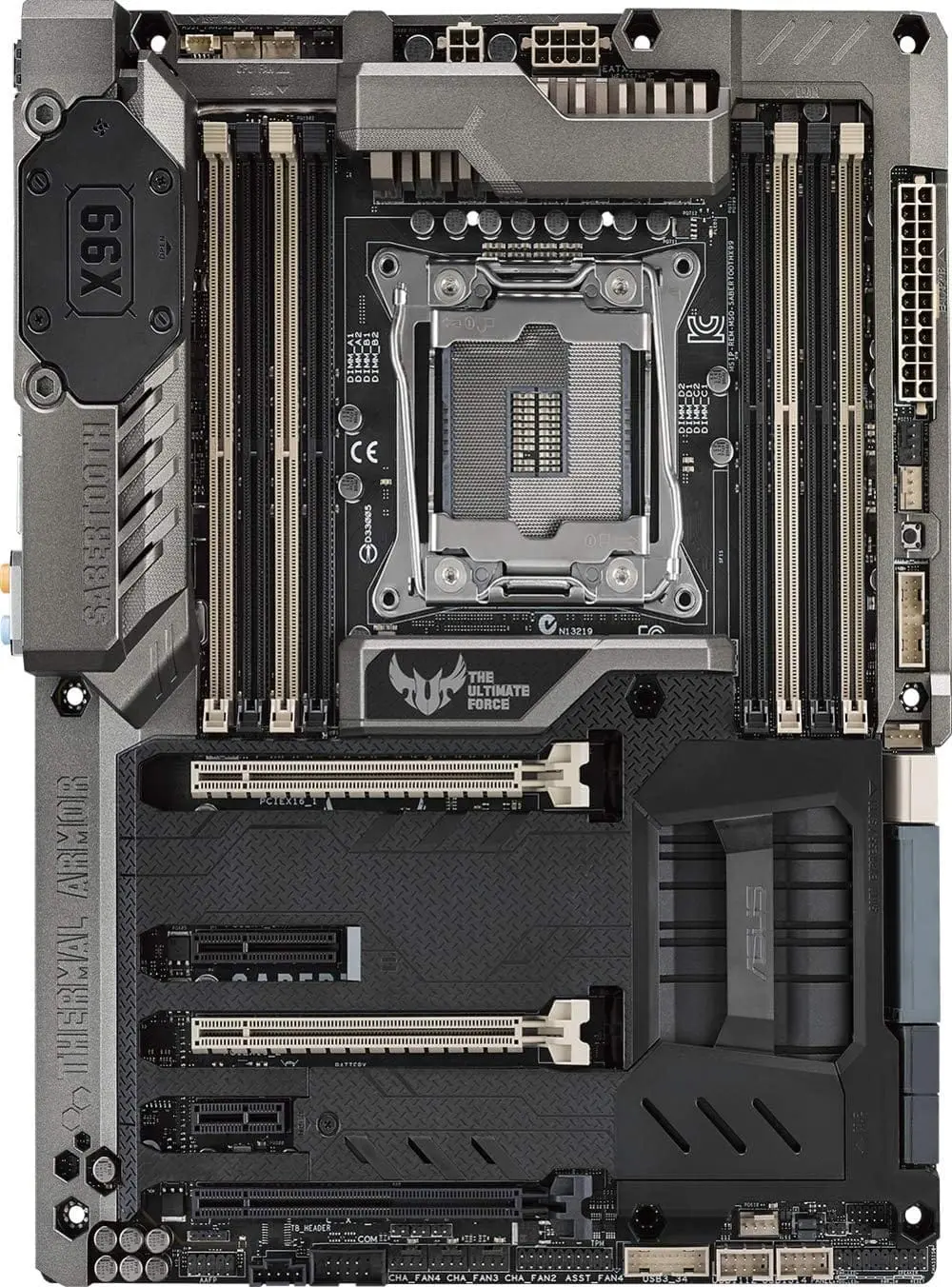 ASUS X99 Sabertooth Socket 2011-3 Moederbord - bovenaanzicht met CPU-socket, RAM-slots, PCIe-slots en uitbreidingskaarten