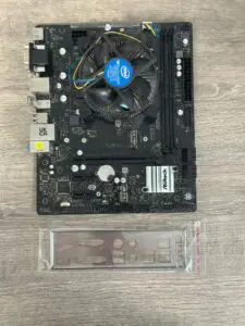 Asrock H470M-HDV/M.2 motherboard met Intel i5 10500 processor en CPU-koeler, bovenaanzicht met I/O-shield accessoire