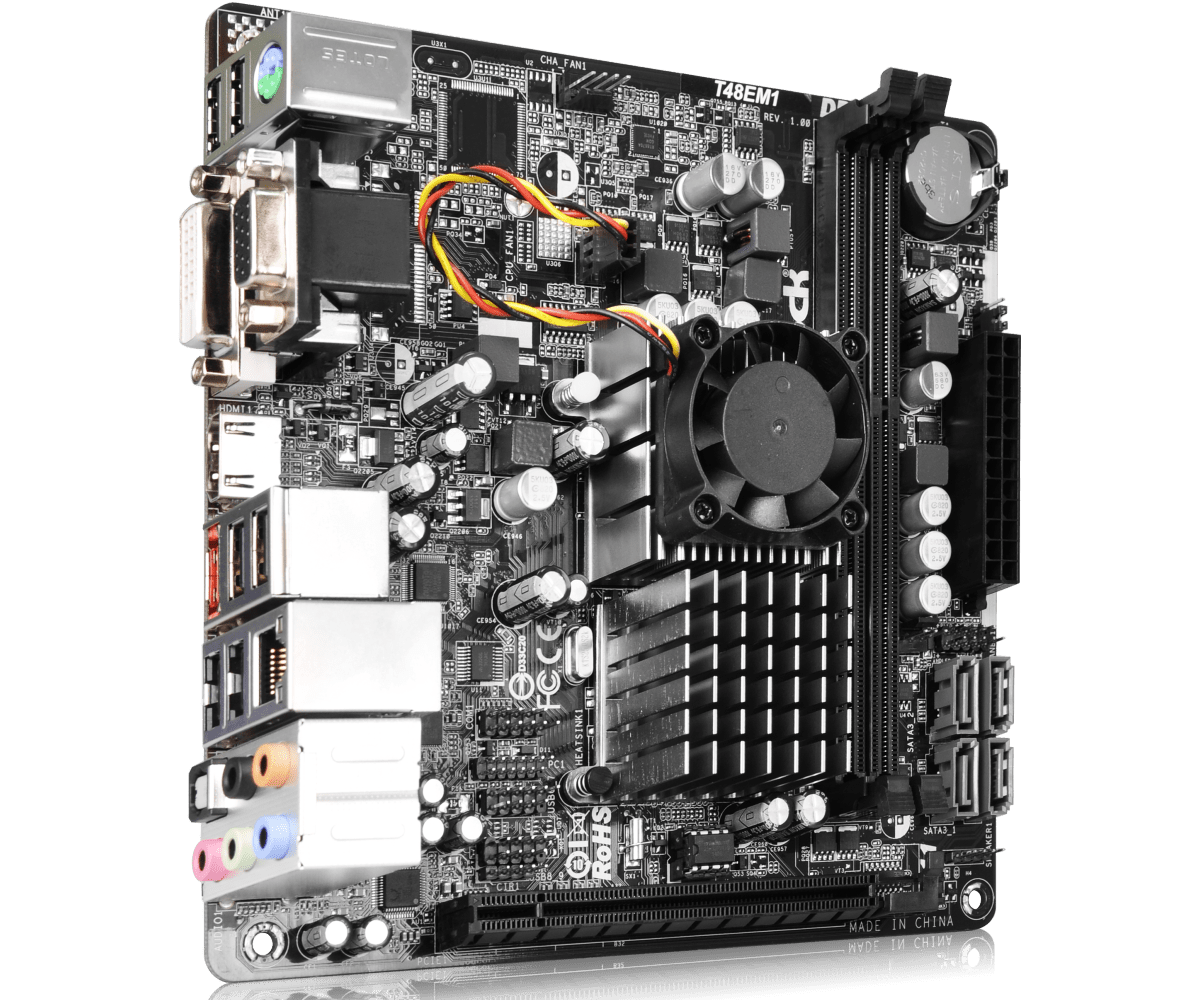 ASRock T48EM1 onboard CPU moederbord - bovenaanzicht met geïnstalleerde CPU-koeler, RAM-slots, SATA-connectoren en audio-aansluiting