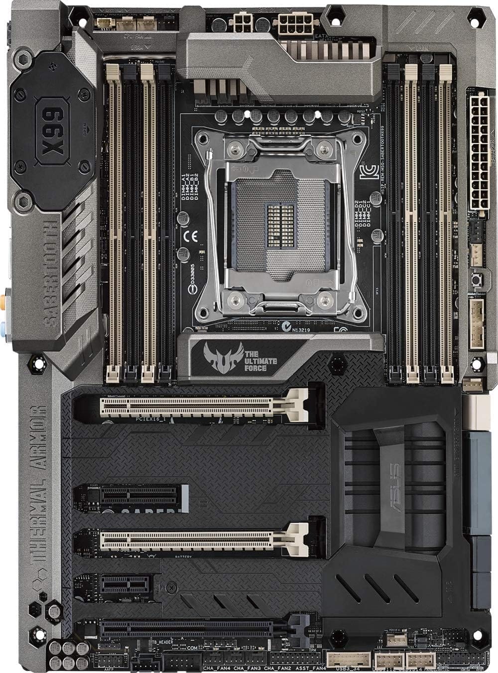 ASUS X99 Sabertooth Socket 2011-3 Moederbord - bovenaanzicht met CPU-socket, RAM-slots, PCIe-slots en uitbreidingskaarten