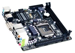 Gigabyte GA-B75N Moederbord - bovenaanzicht met geïnstalleerde CPU-koeler, RAM-geheugen en uitbreidingskaarten