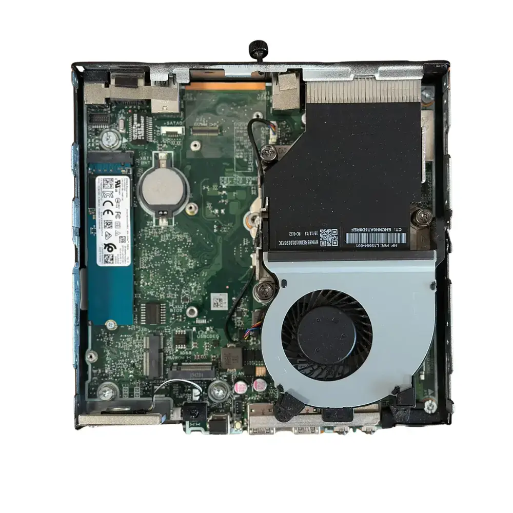 HP Prodesk 600 G5 Mini-PC i5-9500T - 8GB - 256GB SSD - Win11 binnenkant met zichtbare moederbord, RAM-geheugen, SSD-schijf en koelventilator
