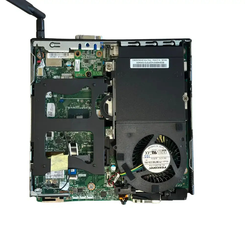 Lenovo ThinkCentre M70q - binnenkant met moederbord, processor, koelventilator en stroomvoorziening zichtbaar
