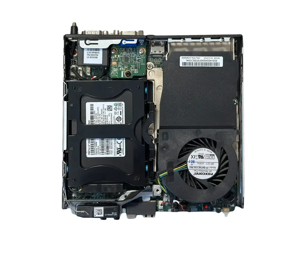 Lenovo ThinkCentre M720q binnenkant met zichtbare componenten: moederbord, SSD-schijven, koelventilator en stroomvoorziening