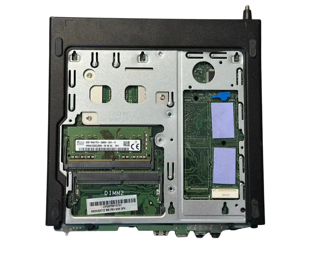 Lenovo ThinkCentre M720q - binnenkant met zichtbare RAM-geheugen, SSD-opslag en moederbord